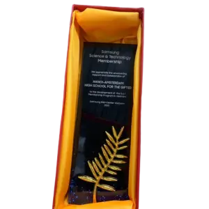 bl033404 ky niem chuong pha le w8xh22cm co hinh canh co